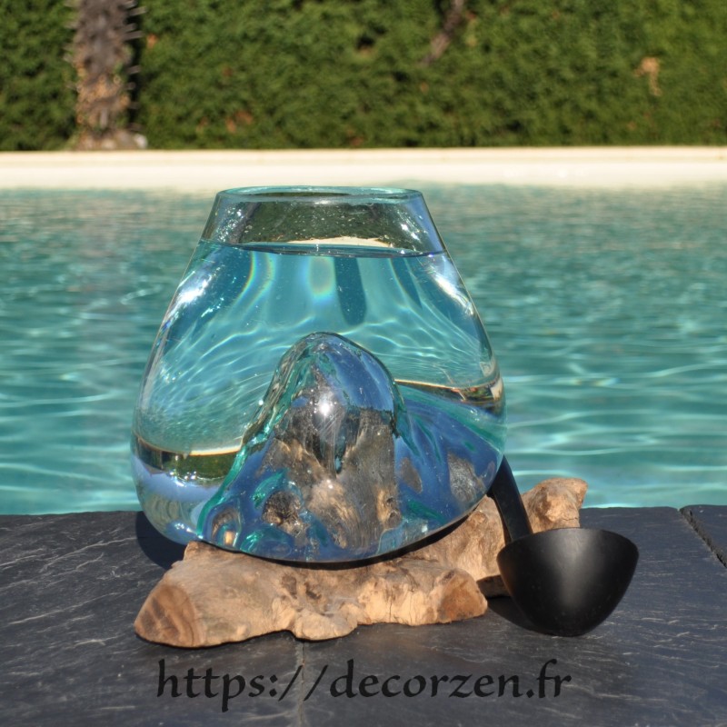 Verre recyclé soufflé et moulé en fusion sur du bois flotté