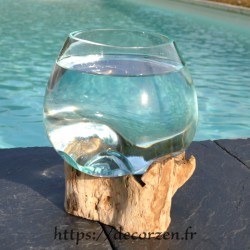 Bol à cocktail en verre recyclé soufflé en fusion sur du bois flotté, le vase est amovible