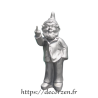 Nain de jardin insolent faisant un doigt d'honneur