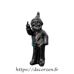 Nain de jardin insolent faisant 1 doigt d'honneur
