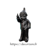 Nain de jardin insolent faisant 1 doigt d'honneur