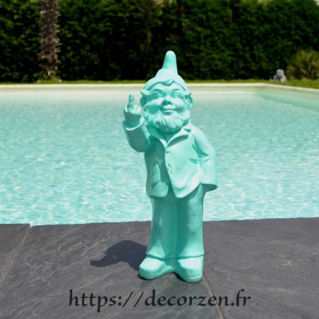 Un nain de jardin faisant 1 doigt d'honneur