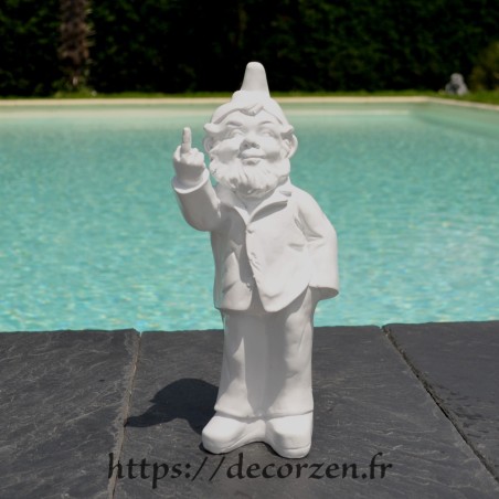 Nain de jardin insolent faisant un doigt d'honneur