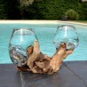 Deux vases en verre recyclé soufflé en fusion sur un même bois flotté.