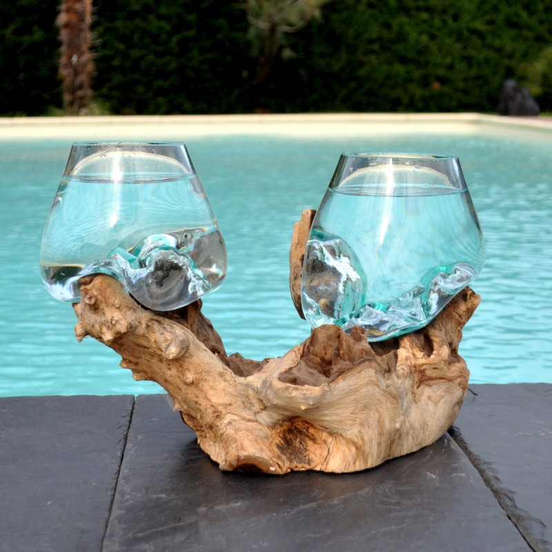 Deux aquariums en verre recyclé soufflé directement sur du bois flotté, les verres sont amovibles