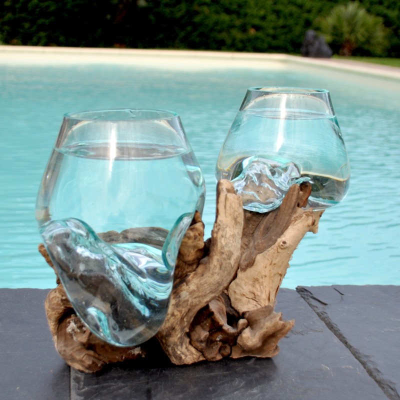 Deux aquariums en verre recyclé soufflé en fusion directement sur du bois flotté, les verres sont amovibles