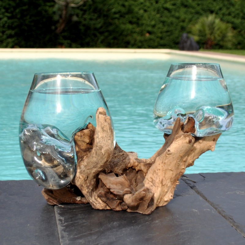Deux aquariums en verre recyclé soufflé en fusion directement sur du bois flotté, pour le lavage, les verres sont amovibles.