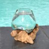 Un vase en verre recyclé soufflé à la bouche en fusion sur du bois flotté