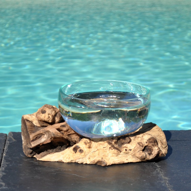 Un terrarium, saladier ou ramequin en verre recyclé soufflé coulé en fusion sur du bois flotté.