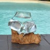 Un superbe petit aquarium ou vase en verre recyclé soufflé sur une racine.