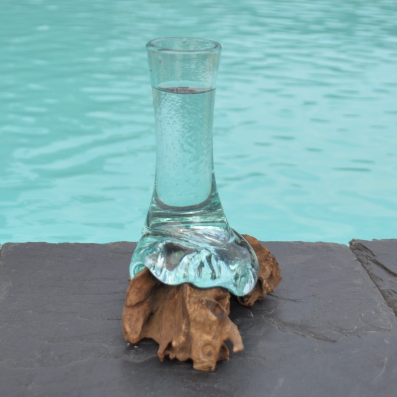 Un soliflore en verre recyclé soufflé en fusion sur du bois flotté et le verre se sort pour le lavage