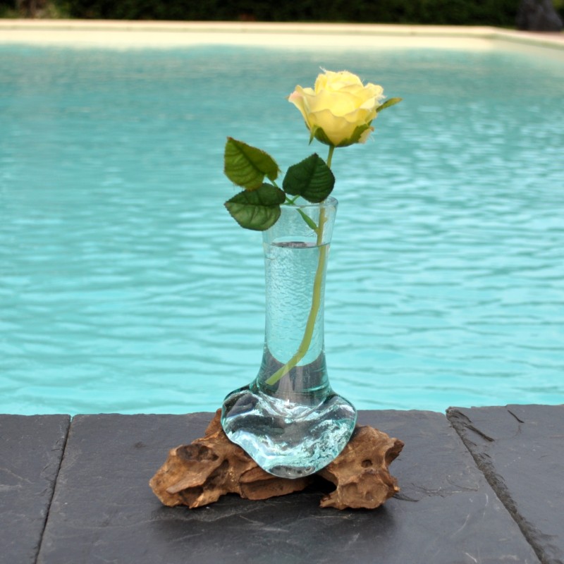 Un soliflore en verre recyclé soufflé en fusion sur du bois flotté et le verre se sort pour le lavage