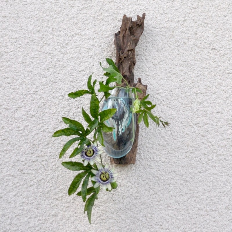 Vase en applique murale en verre recyclé soufflé moulé en fusion sur le bois