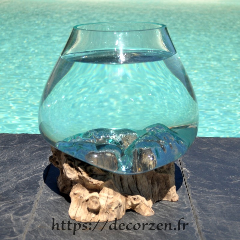 Verre fondu sur du bois