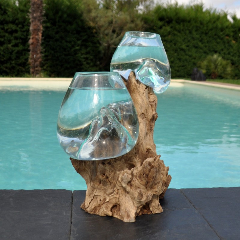 Deux aquariums en verre recyclé soufflé en fusion directement sur du bois flotté, les verres sont amovibles