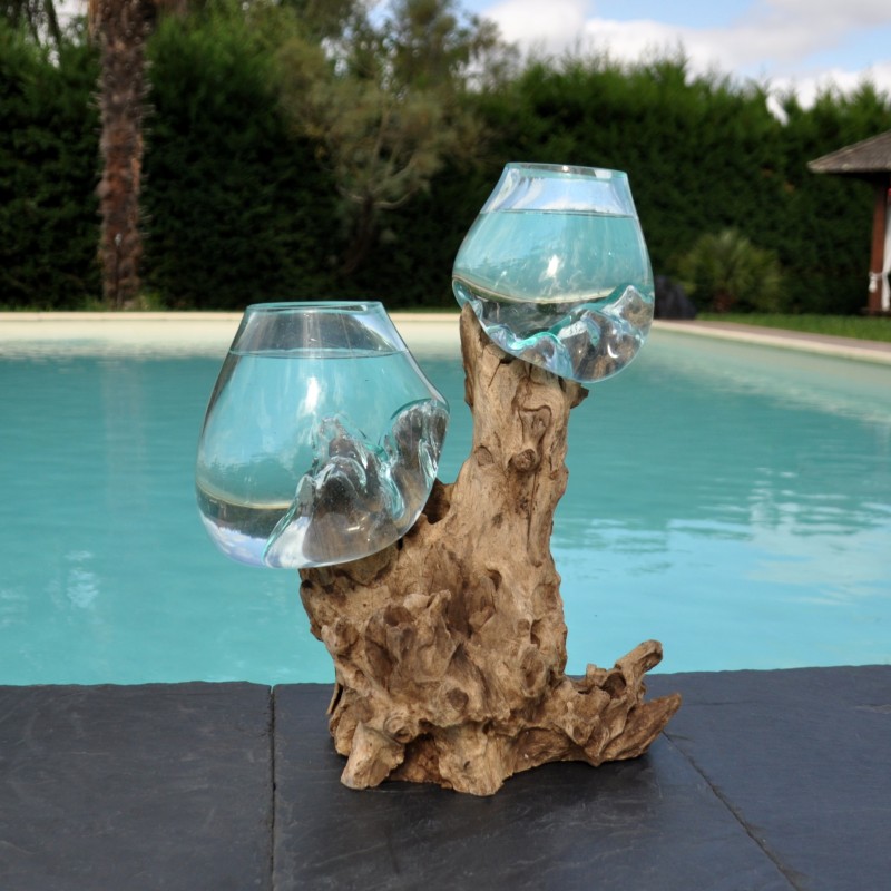Deux aquariums en verre recyclé soufflé directement sur du bois flotté, les verres sont amovibles