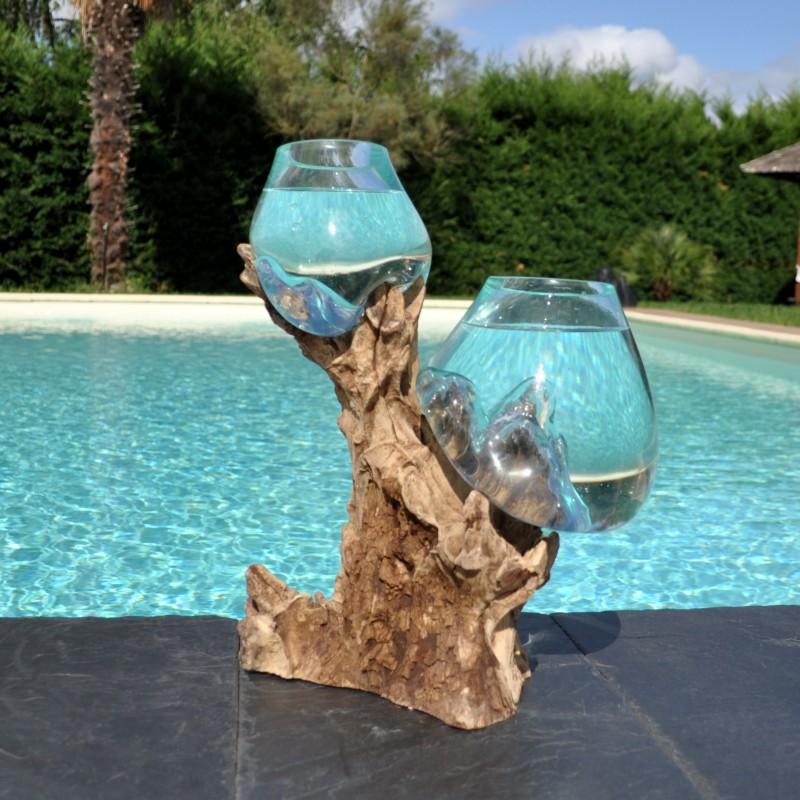 Deux aquariums en verre recyclé soufflé en fusion directement sur du bois flotté, pour le lavage, les verres sont amovibles.