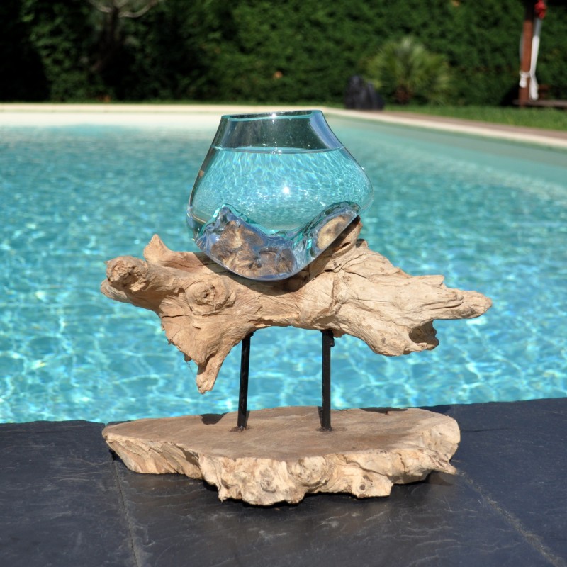 Un aquarium en verre recyclé soufflé sur du bois flotté.