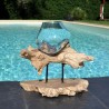 Un aquarium en verre recyclé soufflé sur du bois flotté.