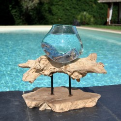 Verre recyclé soufflé en fusion sur du bois flotté.