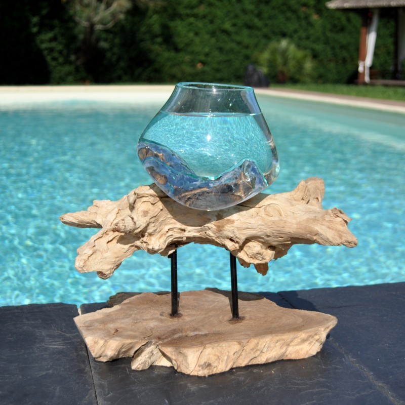 Verre recyclé soufflé en fusion sur du bois flotté.