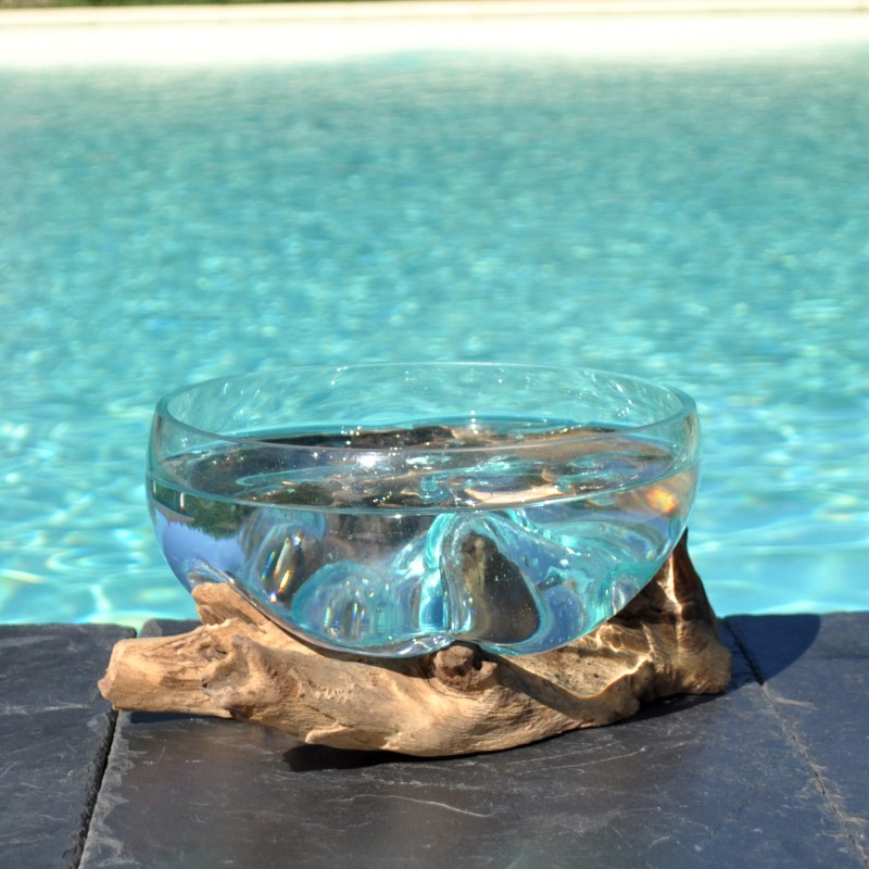 Un superbe ramequin ou terrarium en verre recyclé soufflé sur du bois flotté