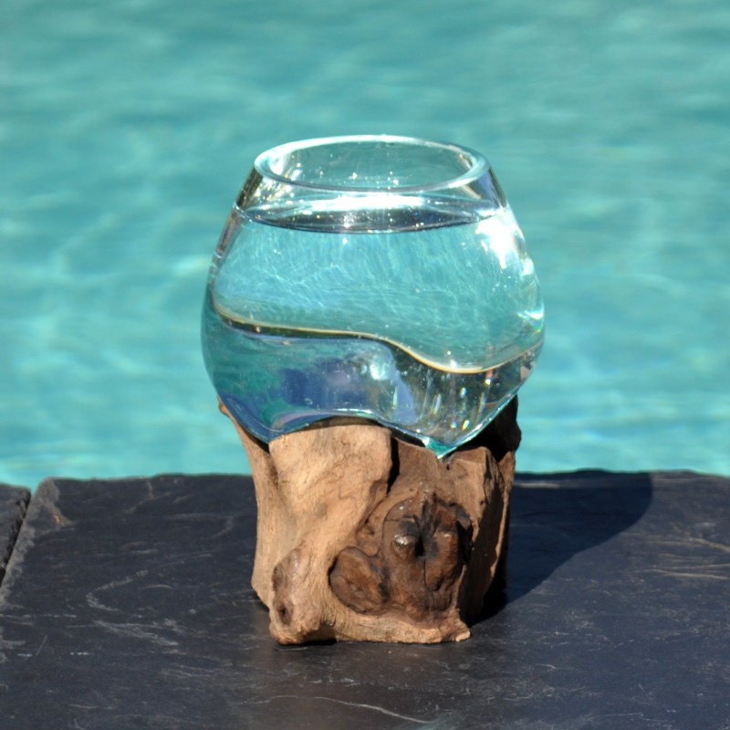 Verre soufflé moulé sur du bois