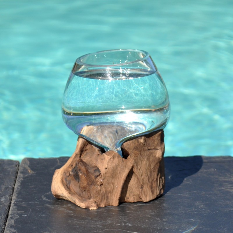 Un vase en verre soufflé et moulé sur du bois