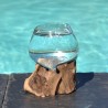 Un vase en verre soufflé et moulé sur du bois
