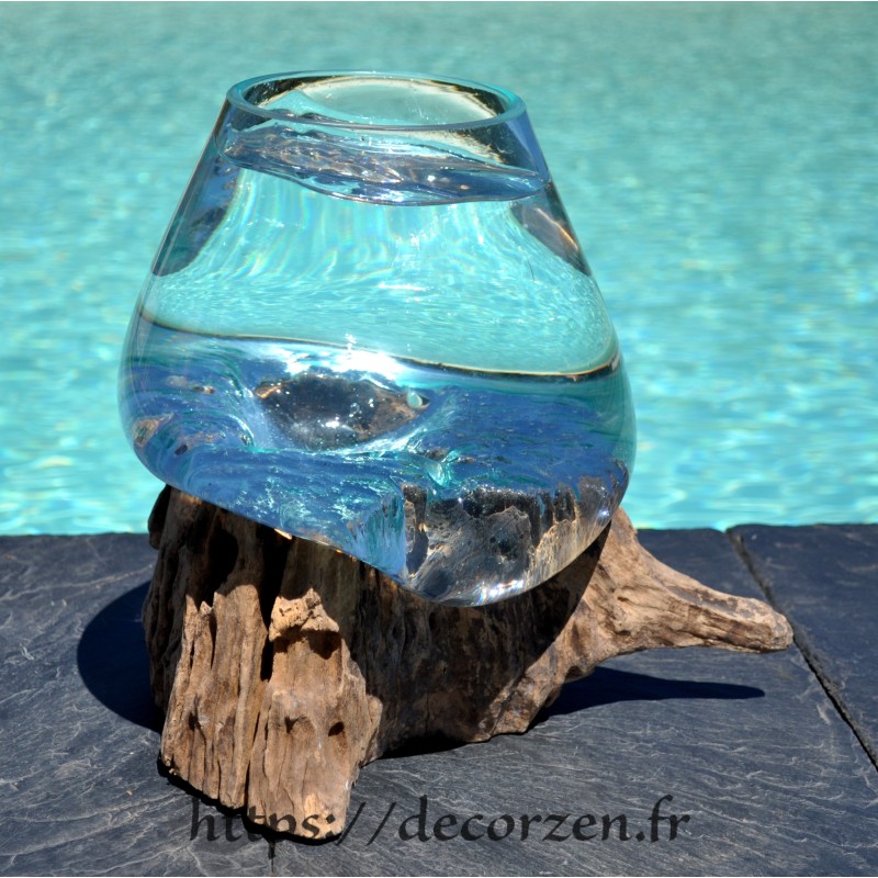Verre recyclé soufflé en fusion sur du bois de teck flotté