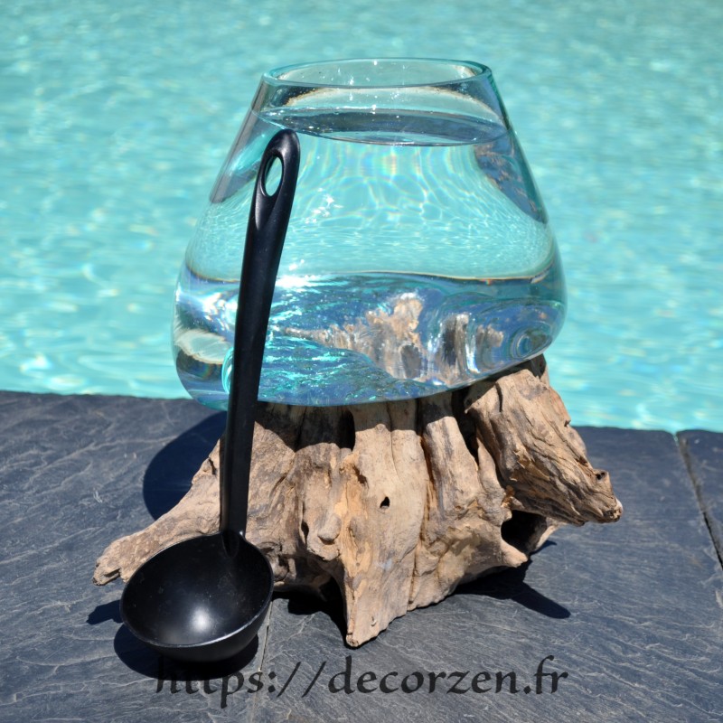Verre recyclé soufflé en fusion sur du bois flotté