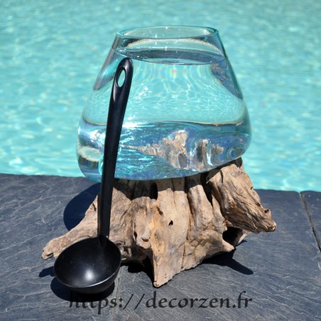 Verre recyclé soufflé en fusion sur du bois flotté
