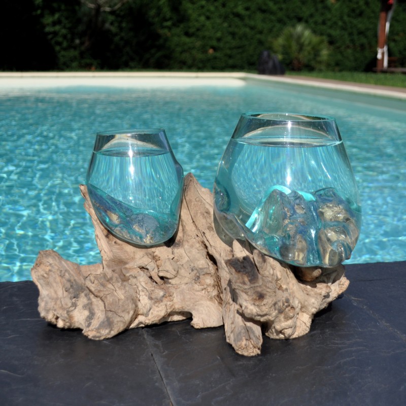 Deux aquariums en verre recyclé soufflé en fusion directement sur du bois flotté, les verres sont amovibles