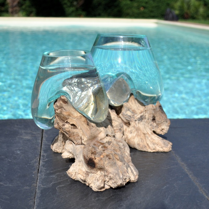 Deux aquariums en verre recyclé soufflé directement sur du bois flotté, les verres sont amovibles