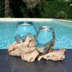 Deux aquariums en verre recyclé soufflé en fusion directement sur du bois flotté, pour le lavage, les verres sont amovibles.