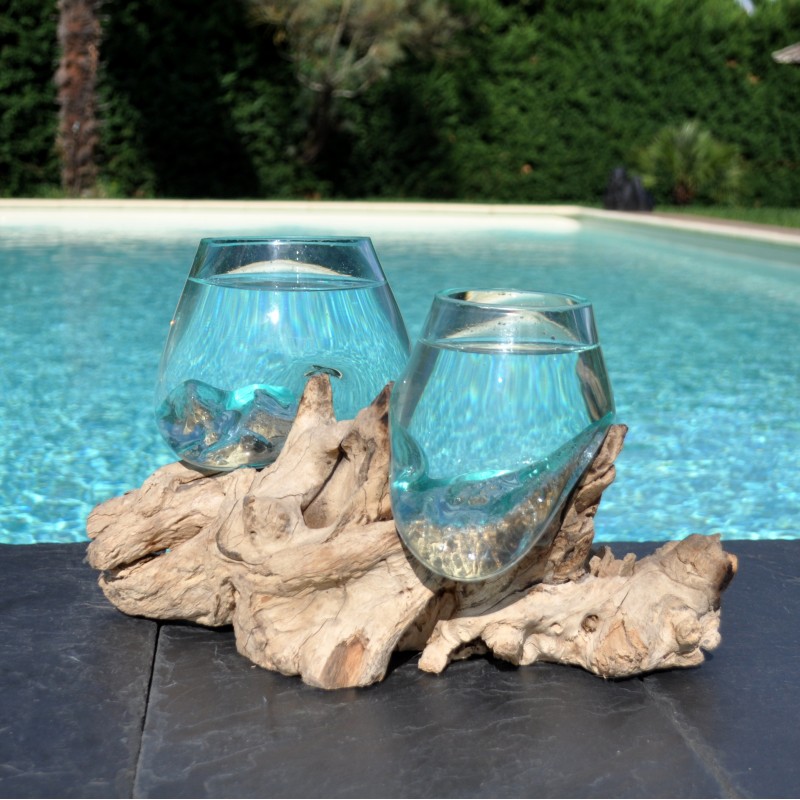Deux aquariums en verre recyclé soufflé en fusion directement sur du bois flotté, pour le lavage, les verres sont amovibles.