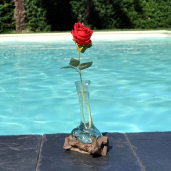 Un soliflore en verre recyclé soufflé en fusion sur du bois flotté et le verre se sort pour le lavage