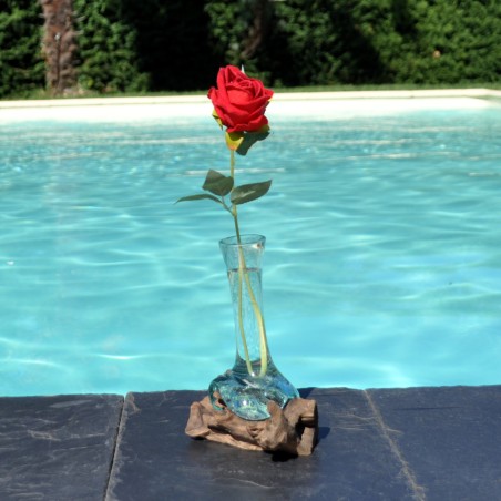 Un soliflore en verre recyclé soufflé en fusion sur du bois flotté et le verre se sort pour le lavage