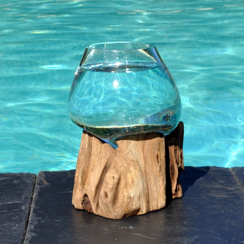 Verre recyclé soufflé à la bouche en fusion sur du bois flotté