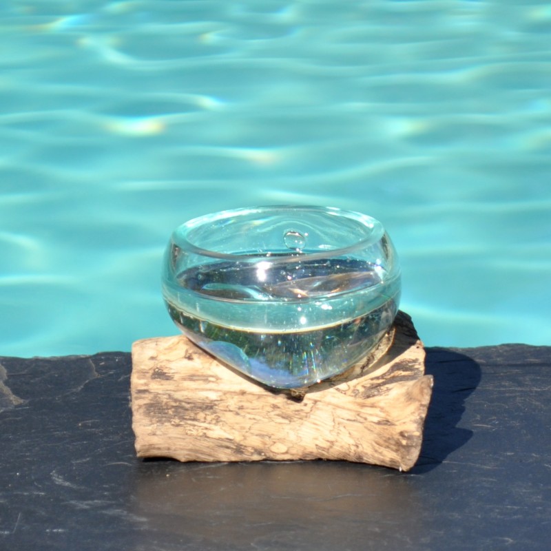 Un terrarium, saladier ou ramequin en verre recyclé soufflé coulé en fusion sur du bois flotté.