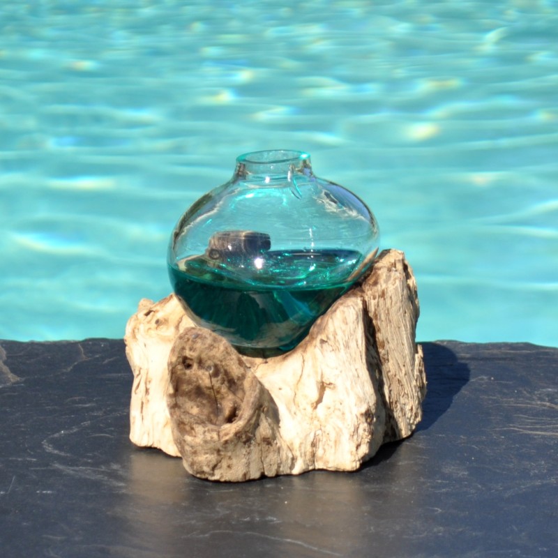 Un diffuseur de parfum en verre recyclé soufflé en fusion sur du bois flotté