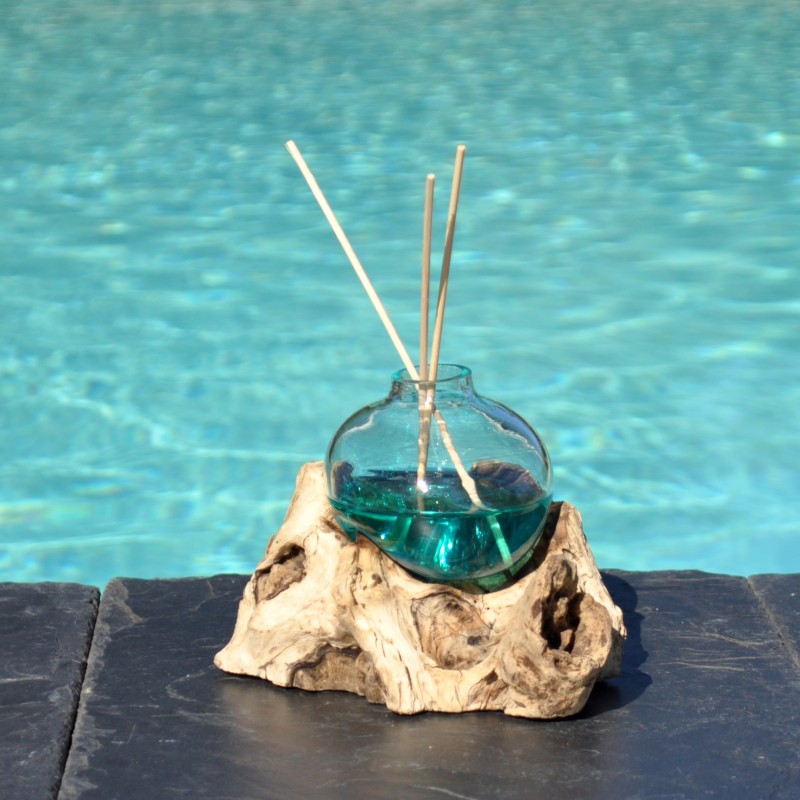 Diffuseur de parfum en verre recyclé soufflé en fusion sur du bois flotté