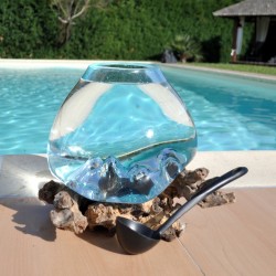 Verre recyclé soufflé en fusion sur du bois flotté