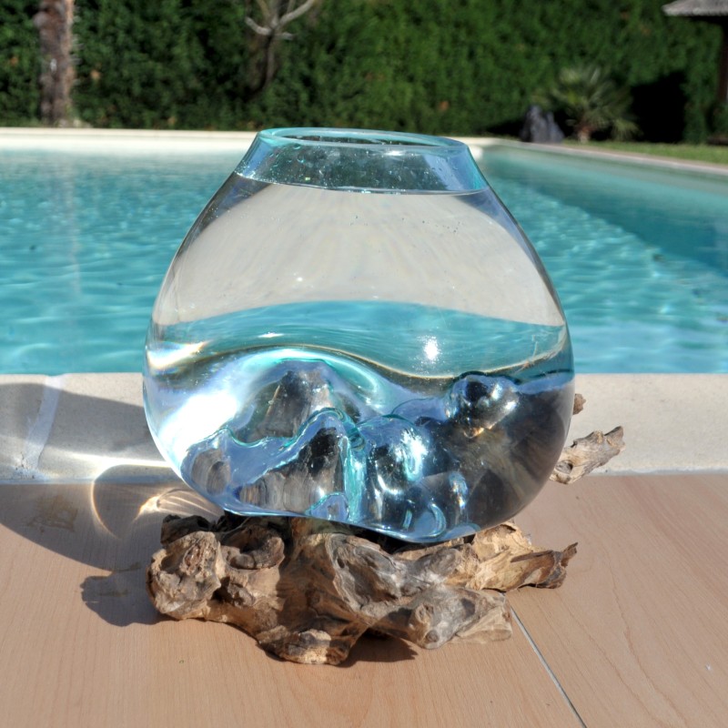 Verre recyclé soufflé et moulé en fusion sur du bois flotté de teck