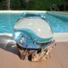 Un splendide aquarium ou bol à punch en verre recyclé soufflé sur du bois flotté.