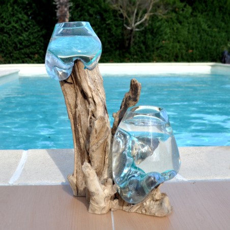 Deux aquariums en verre recyclé soufflé en fusion directement sur du bois flotté, pour le lavage, les verres sont amovibles.