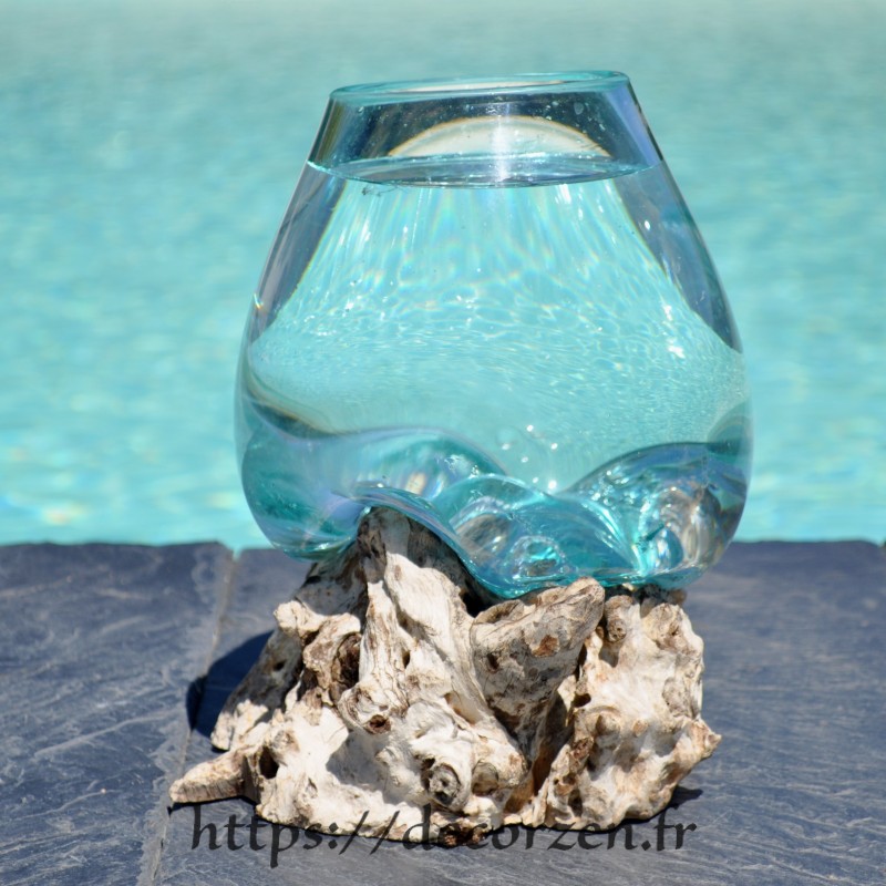 Vase en verre fondu sur du bois