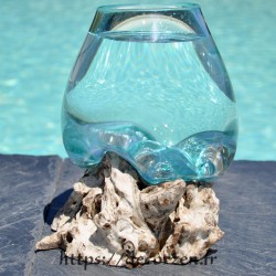 Vase en verre moulé sur du bois