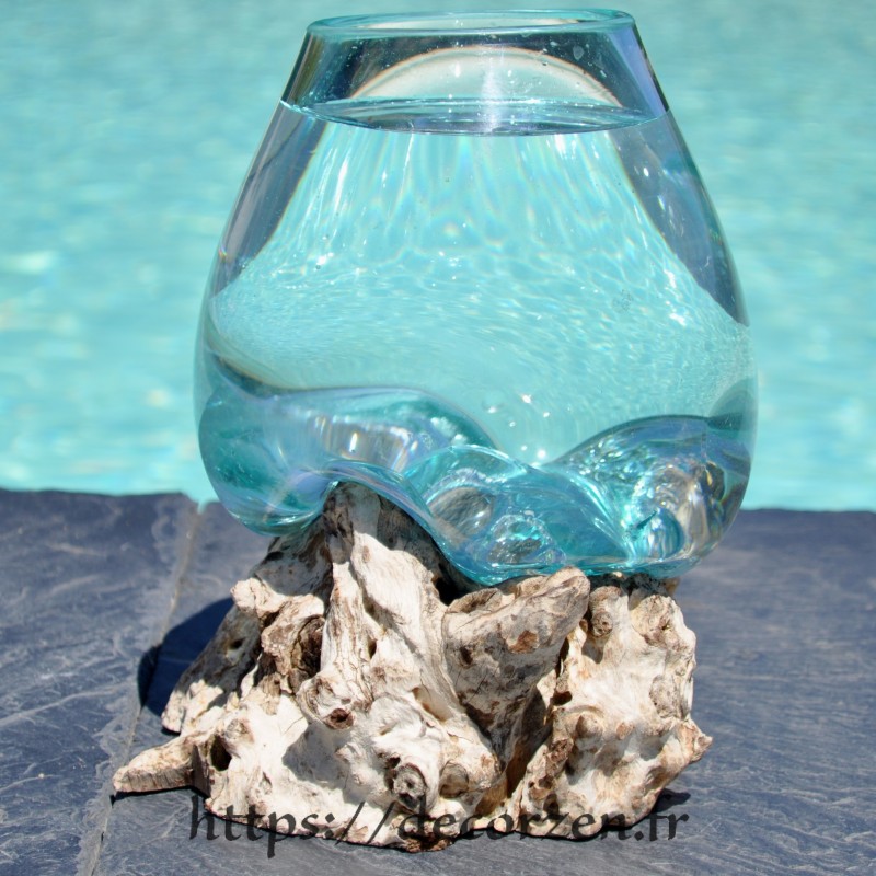 Vase en verre moulé sur du bois