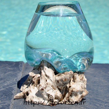 Vase en verre moulé sur du bois